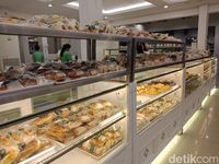 Toko Roti Jadul Puluhan Tahun Ini Masih Jual Roti Hangat Tiap Hari