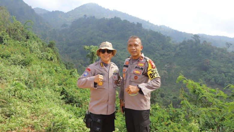 Polda Lampung Sambut HUT RI Ke-74 dengan Mendaki Gunung Rajabasa Polda Lampung Sambut HUT RI Ke-74 dengan Mendaki Gunung Rajabasa