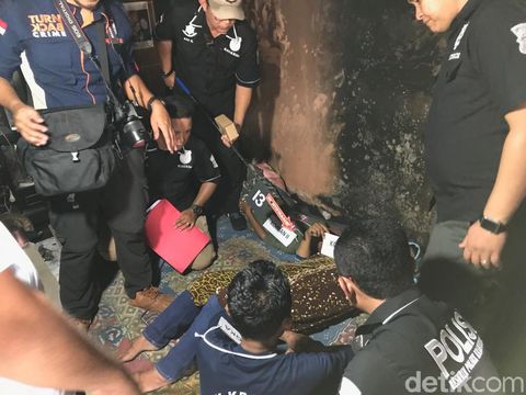 Jumharyono membakar kasur di dalam rumah usai membunuh istrinya