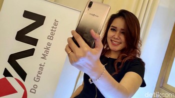 Ada dua pilihan warna, biru dan cokelat. Foto: Adi Fida Rahman/detikINET