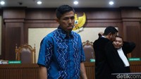 Terdakwa kasus dugaan suap PT Krakatau Steel Kurniawan Eddy Tjokro (kiri) meninggalkan ruang sidang usai mengikuti sidang pembacaan vonis di Pengadilan Tipikor, Jakarta, Kamis (15/8/2019).