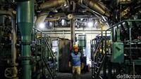Petugas PLN melakukan comissioning mesin PLTD unuit 4 (6,36MW) di kawasan Lueng Bata ,Banda Aceh, Kamis (15/8).
