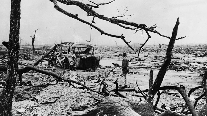 Tanggal 15 Agustus 1945, Jepang menyerah pada Sekutu usai dua kota di negara itu dijatuhi bom atom. Menyerahnya Jepang menjadi akhir dari PD II di benua Asia.
