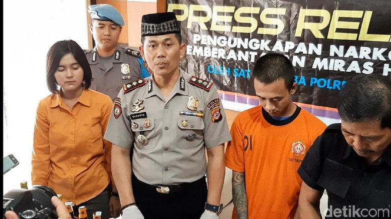 Polisi Tangkap Pemesan 2.000 Butir Hexymer di Ekspedisi Tasikmalaya Polisi Tangkap Pemesan 2.000 Butir Hexymer di Ekspedisi Tasikmalaya
