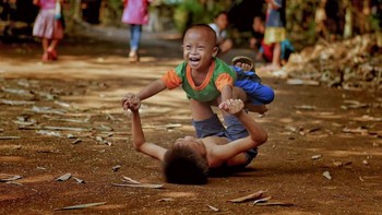 Keceriaan dua orang kakak beradik saat bermain di luar rumah. Istimewa/Agora Images/@dikyedarling via Boredpanda.
