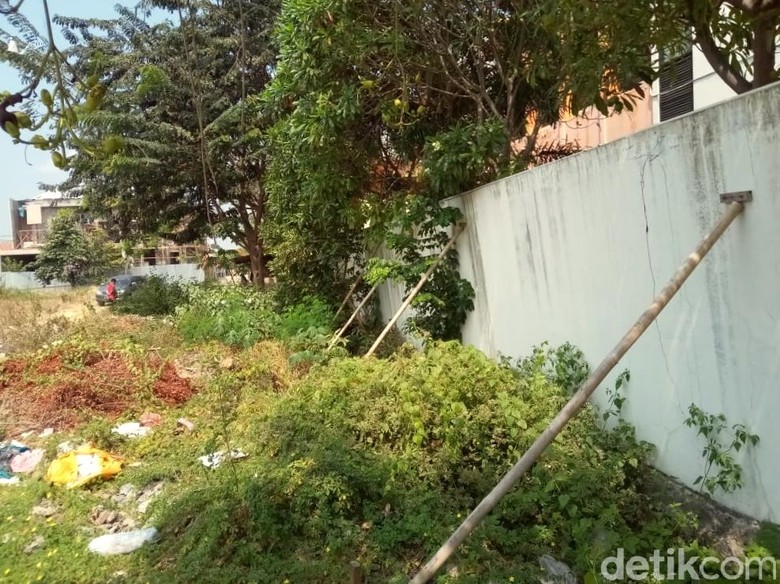 Tembok Kantor KPU Surakarta Miring dan Hampir Roboh Tembok Kantor KPU Surakarta Miring dan Hampir Roboh