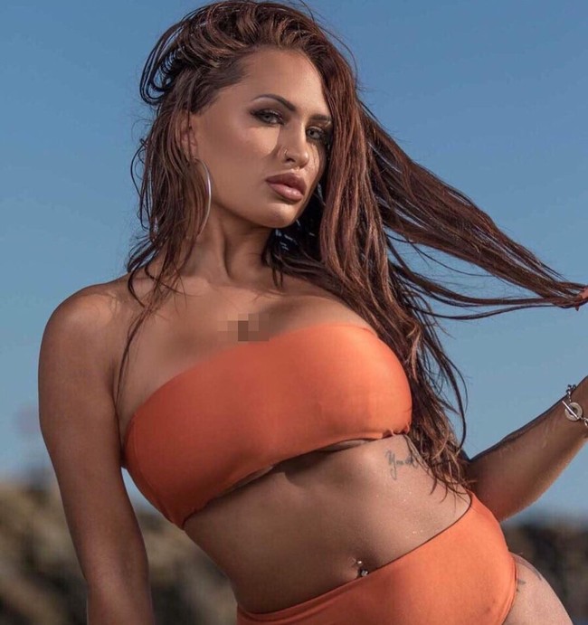 Wanita yang hobi olahraga itu mengklaim sebagai model asal Adelaide yang populer di kotanya. Menengok dari akun Instagramnya, Tori lebih sering untuk pemotretan bikini.  Foto: Instagram @torz_lyla