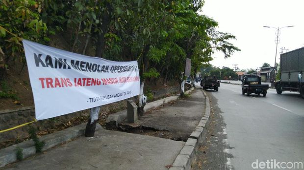 Bus Trans Jateng Kendal-Semarang diprotes paguyuban angkot.