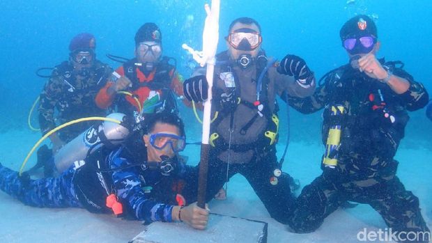 HUT RI ke-74, Kapolda Papua Pimpin Upacara Bendera di Bawah Laut 