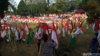 Pemasangan ribuan bendera itu atas inisiatif masyarakat dalam menyambut HUT RI ke-74.