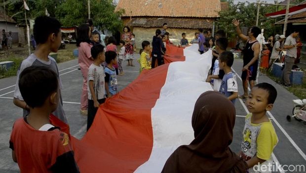 1.000 Meter Bendera Merah Putih  Membentangkan di Pekalongan