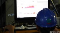 Petugas memantau kondisi daya PLTD Lueng Bata lewat komputer.
