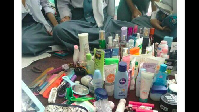 Gambar yang disebut razia skincare dan makeup oleh OSIS. (Foto: Tangkapan layar Twitter) Gambar yang disebut razia skincare dan makeup oleh OSIS. (Foto: Tangkapan layar Twitter)