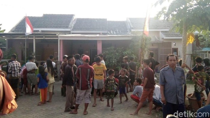 Di rumah ini, seorang bayi ditemukan hidup menunggui jenazah sang ayah yang diperkirakan sudah meninggal 3 hari (Foto: Yakub Mulyono) Di rumah ini, seorang bayi ditemukan hidup menunggui jenazah sang ayah yang diperkirakan sudah meninggal 3 hari (Foto: Yakub Mulyono)