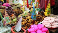 Selain aneka buah, kue manis seperti bakpao, daging ayam bakar, dan kudapan lainnya juga jadi persembahan yang biasanya disajikan. Foto: Istimewa
