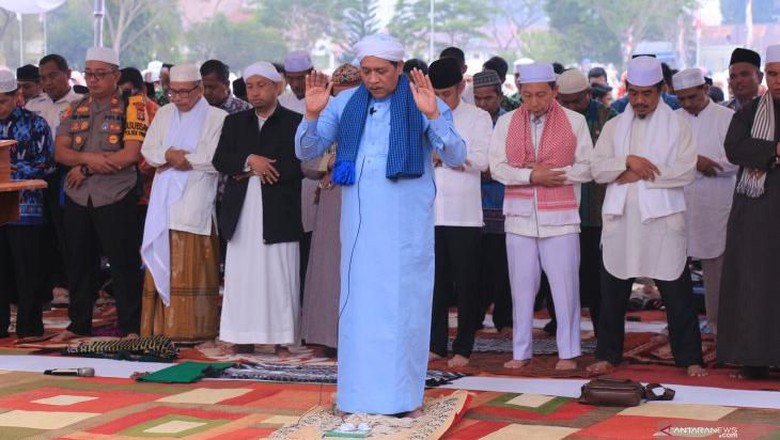 Warga Palangka Raya Salat Istisqa Minta Hujan agar Karhutla Segera Padam Warga Palangka Raya Salat Istisqa Minta Hujan agar Karhutla Segera Padam