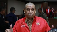 Selain Mulyana, staf Kemenpora Adhi Purnomo dan Eko Triyanta juga dituntut 5 tahun penjara, denda Rp 200 juta subsider 3 bulan kurungan. Adhi dan Eko diyakini jaksa bersalah menerima suap Rp 215 juta dari Ending Fuad Hamidy. Perbuatan pemberian suap yang dilakukan Hamidy bersama-sama dengan eks Bendahara KONI Johny E Awuy.