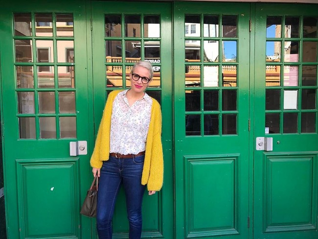 Sebagai wanita asal Australia, Viola pun kerap bepergian ke negara asalnya itu. Bergaya saat berada di Sydney, ibu dua anak tersebut tampil casual namun tetap chic dengan pilihan kemeja bunga dan cardigan berwarna kuning. Foto: Instagram @lolagin