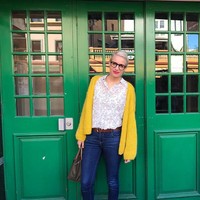 Sebagai wanita asal Australia, Viola pun kerap bepergian ke negara asalnya itu. Bergaya saat berada di Sydney, ibu dua anak tersebut tampil casual namun tetap chic dengan pilihan kemeja bunga dan cardigan berwarna kuning. Foto: Instagram @lolagin