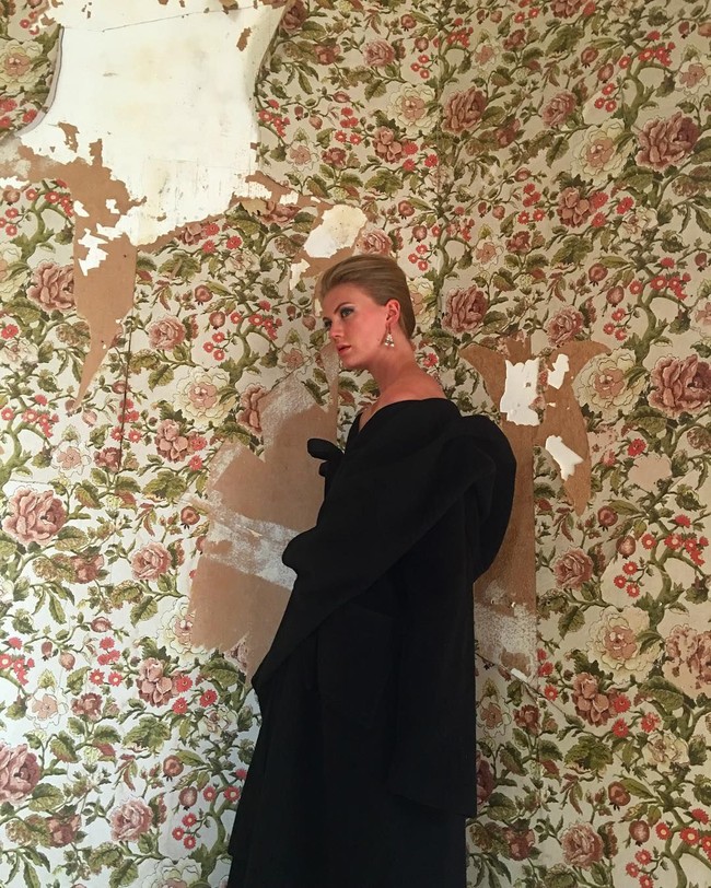 Ella adalah anak pertama Daniel Craig dengan istri pertamanya, Fiona Loudon. Anak tiri Rachel Weisz tersebut tumbuh di London sebelum pindah untuk sekolah asrama di AS pada usia 17. (Foto: Instagram/@ellaloudon)