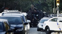 Beberapa personel kepolisian harus menyelamatkan diri dengan melompat dari jendela dan pintu untuk menghindari rentetan peluru. Tembakan masih terus dilepaskan pria yang ada di dalam rumah hingga tiga jam kemudian. Foto: AP Photo/Matt Rourke
