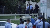 Pria yang ada di dalam rumah melepaskan beberapa kali tembakan dan polisi langsung membalasnya. Baku tembak pun tak terhindarkan. Foto: AP Photo/Matt Rourke