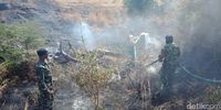 Petugas TN Tambora Padamkan Api Kebakaran Lahan di Bima NTB