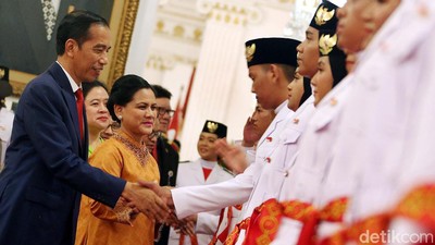 Jokowi Kukuhkan 68 Anggota Paskibraka Nasional di Istana