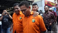 Tokoh Pemuda Maluku, Umar Kei, tertangkap mengonsumsi narkoba. Saat polisi menggelar konferensi pers kasus tersebut, Umar nampak tertunduk malu, Jakarta, Kamis (15/8/2019).