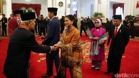 Tanda kehormatan Bintang Budaya Parama Dharma diberikan kepada guru dan pendiri INS Kayutanam Sumatera Barat almarhum Moehammad Sjafei, Perdana Menteri Gowa dan Raja Tallo almarhum Karaeng Pattingaloang, dan dosen filologi almarhumah Siti Baroroh Baried.