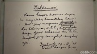 Ini adalah naskah proklamasi yang ditulis Bung Karno pada secarik kertas. Ahmad Soebarjo memberikan kalimat, dilanjutkan Ir Sukarno dan Mohammad Hatta yang memberikan kalimat kedua. (Tasya/detikcom)