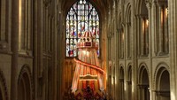 Sebuah katedral bersejarah di Inggris menghadirkan inovasi baru untuk menarik pengunjung. Sebuah perosotan dihadirkan untuk melihat detil gereja (@Nrw_Cathedral/Twitter)