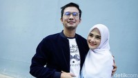 Mandala dan istrinya tampak kian mesra usai dirinya bebas dari penjara. Pool/Palevi S/detikFoto.