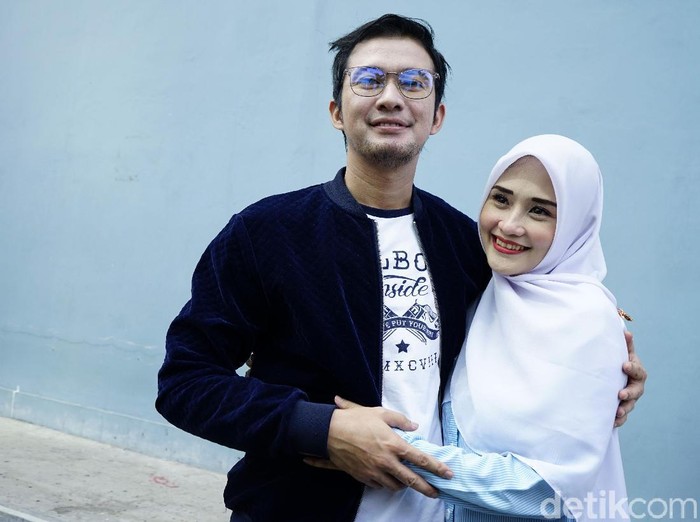 Mandala Shoji dan istri saat ditemui di studio Trans TV.