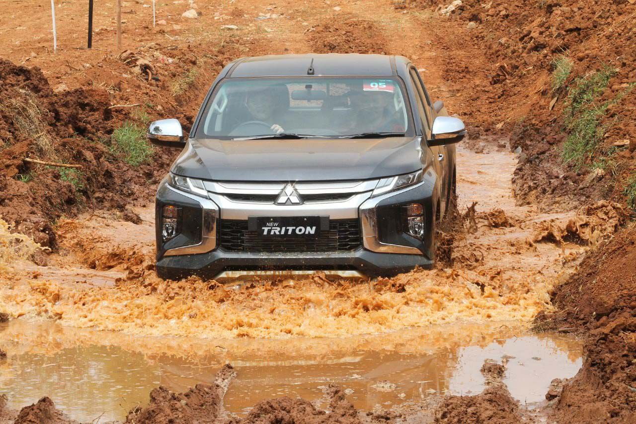 Mitsubishi New Triton telah diperkenalkan Juli lalu. Yuk lihat aksi Pikap 4x4 di sirkuit off-road Pagedangan, BSD.