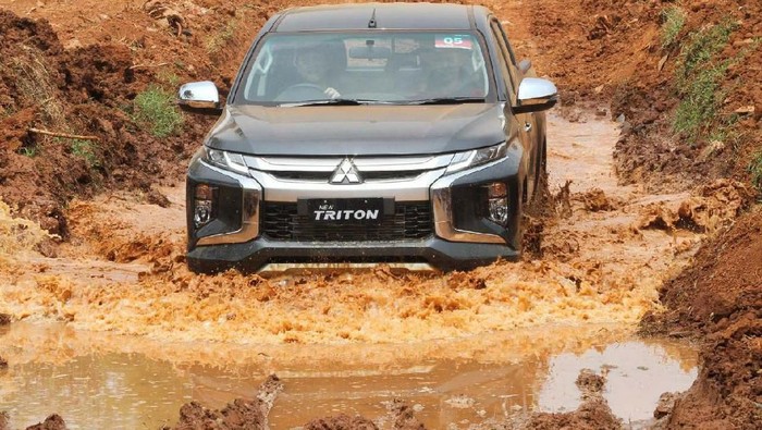 Mitsubishi New Triton telah diperkenalkan Juli lalu. Yuk lihat aksi Pikap 4x4 di sirkuit off-road Pagedangan, BSD.