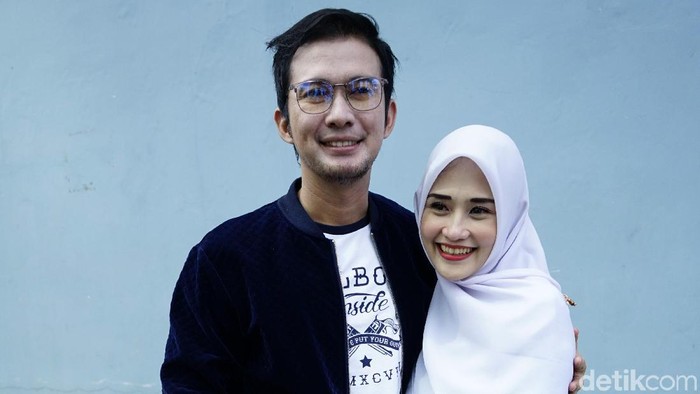 Mandala Shoji dan istri saat ditemui di studio Trans TV.