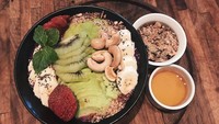 Memulai hari, wanita yang hobi banget traveling ini menyantap makanan sehat. Ada smoothie bowl dengan topping kiwi, almond, hingga pisang. Foto: Instagram mutia_ayuu
