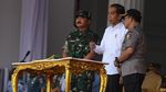 Diapit Panglima TNI-Kapolri, Jokowi Tinjau Gladi Upacara HUT RI