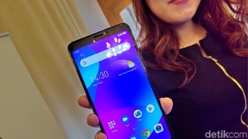 Hadir dengan layar lapang 6 inch dengan resolusi HD+ dengan aspek rasio 18:9. Foto: Adi Fida Rahman/detikINET