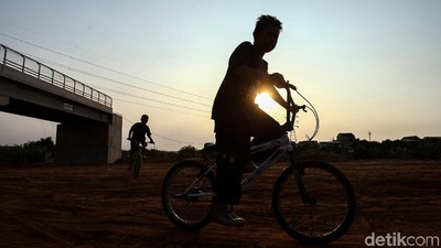 Menikmati Sore di Proyek Tol Cibitung-Cilincing