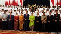 Setelahnya, Jokowi menghampiri serta menyalami para anggota Paskibraka. Acara ditutup dengan sesi foto bersama.