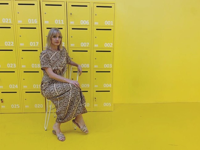 FMenikah dengan pria Indonesia dan tinggal di negeri asal sang suami, Viola Maria tentu saja kepincut dengan batik. Viola pun bergaya memakai dress batik saat asyik berfoto-foto di bisnis baru Boy William, Motomoto Indonesia. oto: Instagram @lolagin