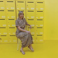 FMenikah dengan pria Indonesia dan tinggal di negeri asal sang suami, Viola Maria tentu saja kepincut dengan batik. Viola pun bergaya memakai dress batik saat asyik berfoto-foto di bisnis baru Boy William, Motomoto Indonesia. oto: Instagram @lolagin