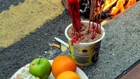 Banyak orang yang menaruh persembahan makanan ini di pinggir jalan. Jadi pastikan Anda tidak menendang atau membuang makanan apapun yang ada di jalan. Foto: Istimewa
