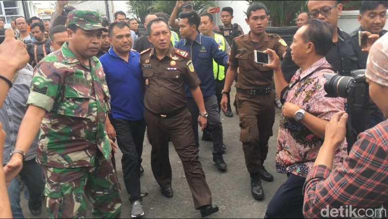 Penahanan Tersangka Pencuri Tanah Uruk Milik Kejagung Dihadang Massa Penahanan Tersangka Pencuri Tanah Uruk Milik Kejagung Dihadang Massa