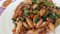 Cumi asin cabe ijo yang gurih pedas segar ini jadi lauk enak buat nasi hangat. Bahan-bahan dan cara membuatnya bisa kamu lihat di sini. Foto: detikFood