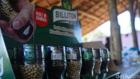 Kemudian, petani akan menjualnya pada distributor dan mengemas dengan berbagai merk (Shinta Angriyana/detikcom)