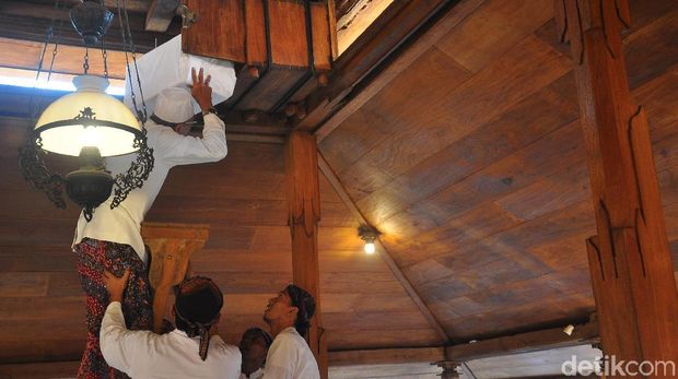 Melihat Penjamasan Keris dan Trisula Peninggalan Sunan Kudus