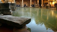 Bukan cuma koin saja, pemandian Aquae Sulis ternyata juga dikutuk. Ada sebuah lembaran timah yang dibubuhi dengan pesan kutukan untuk sang Dewi Sulis Minerva. (iStock)